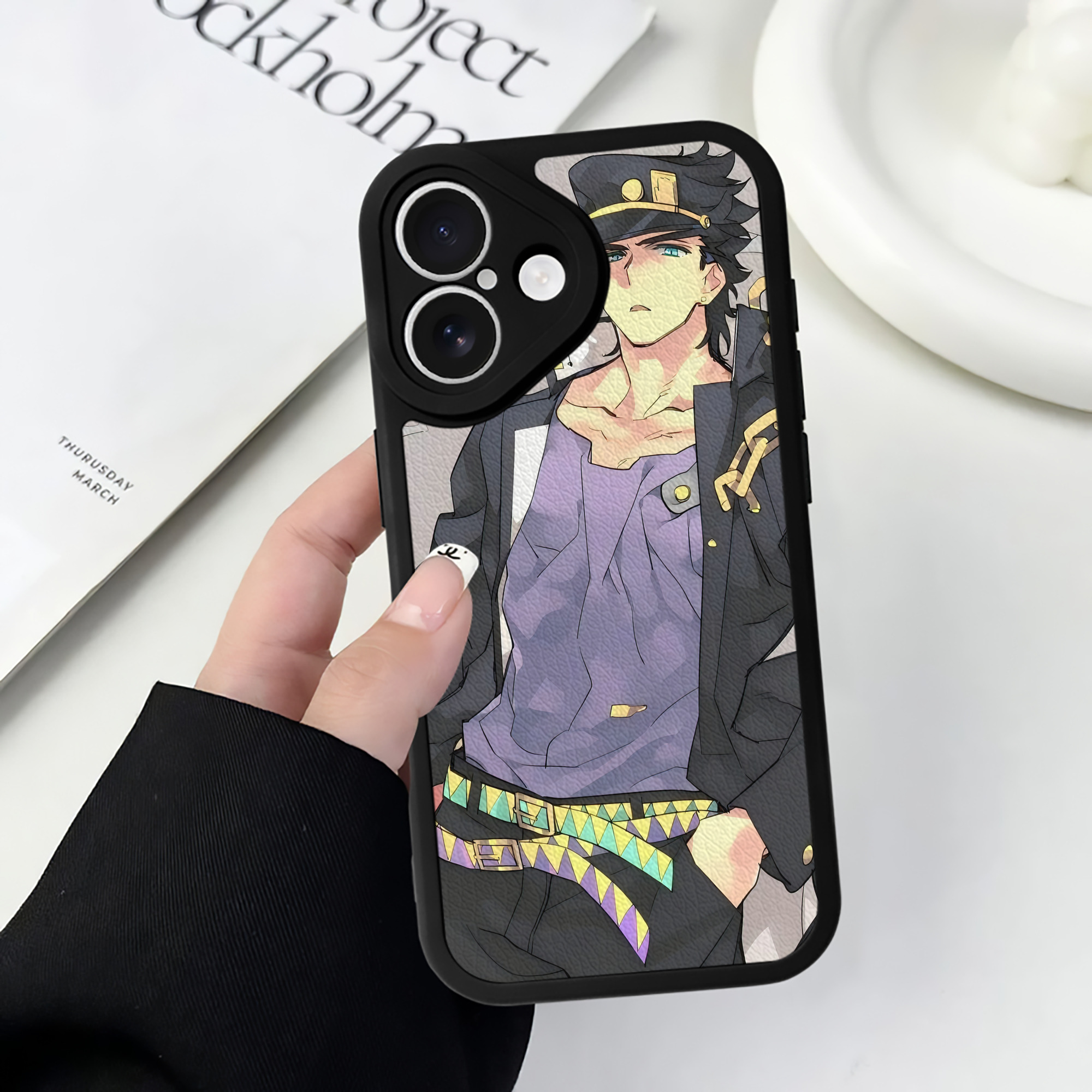 （画像用） ジョジョの奇妙な冒険 JoJo's Bizarre Adventure 【iPhone 16シリーズ対応】シリコンスマホケース（レザー調） 材質：シリコン